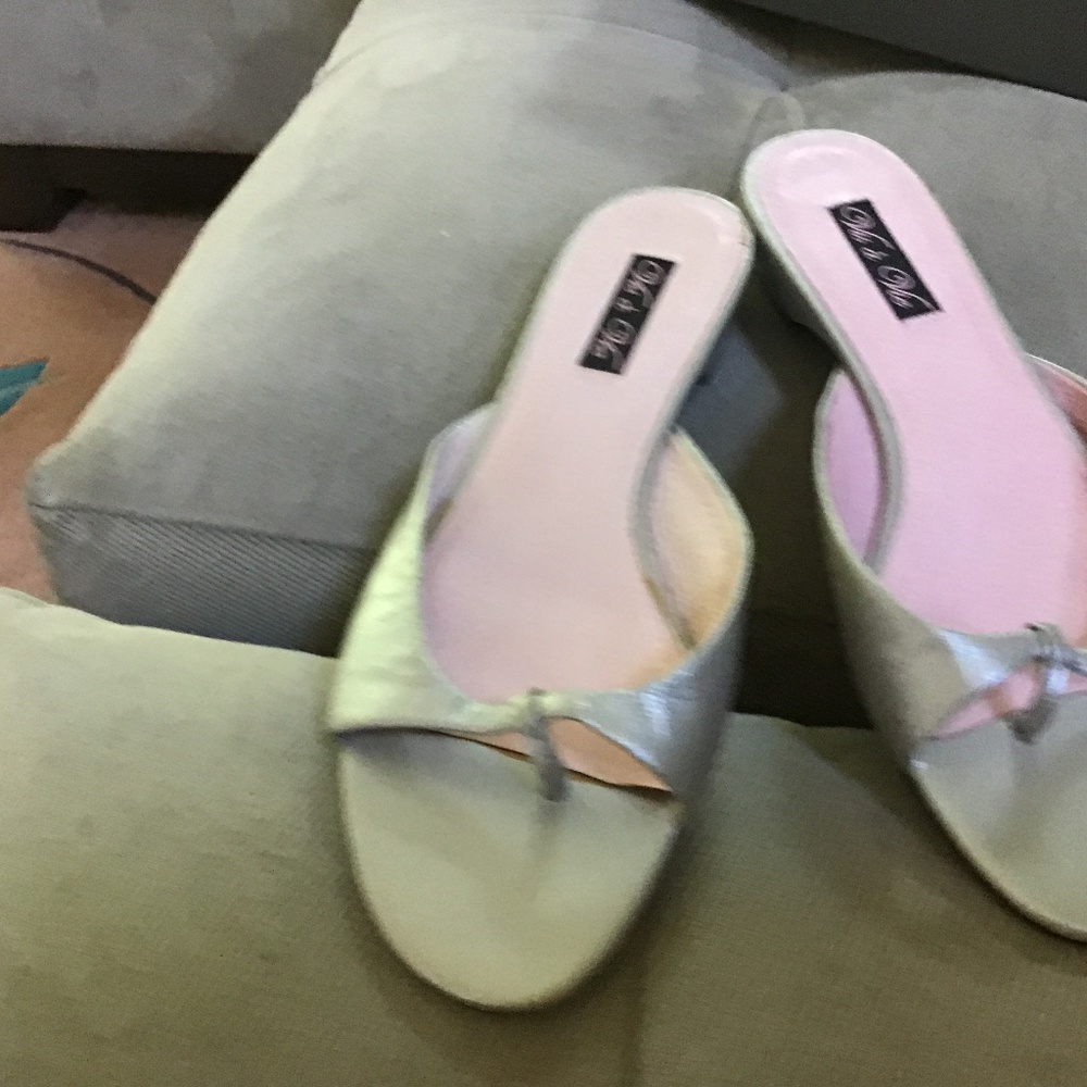 Vis a Vie Silver leather thong slides size 7 M